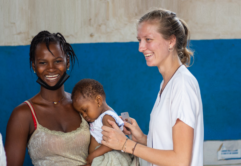 C’est faire le choix de découvrir et d’accueillir une réalité parfois très éloignée de la sienne pour bâtir des ponts entre les cultures. C’est ce que témoigne Sœur Monica, partenaire de la mission Fidesco le Petit Baobab à Abidjan [Côte d'Ivoire], en parlant des volontaires avec lesquels elle travaille : « Ce qui est bon, c’est leur acculturation ; c’est aussi le sens de leur mission ! Le fait que les volontaires laissent leurs familles, leur pays pendant deux ans, c’est quelque chose qui nous ouvre un monde différent et cela nous aide les uns les autres, surtout les enfants, à vivre dans un monde plus fraternel ».