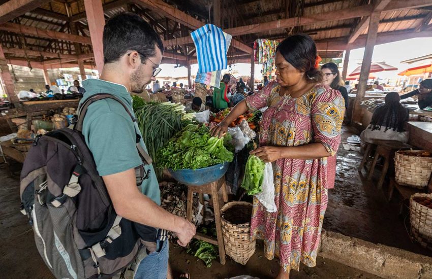 2022-Cameroun-©Quentin_Pouteau_Mazas-Couple-Marché-scaled