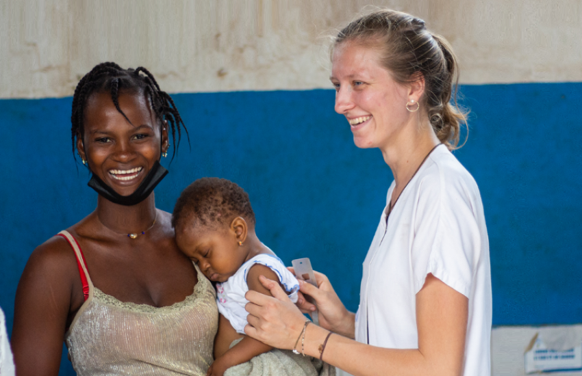 C’est faire le choix de découvrir et d’accueillir une réalité parfois très éloignée de la sienne pour bâtir des ponts entre les cultures. C’est ce que témoigne Sœur Monica, partenaire de la mission Fidesco le Petit Baobab à Abidjan [Côte d'Ivoire], en parlant des volontaires avec lesquels elle travaille : « Ce qui est bon, c’est leur acculturation ; c’est aussi le sens de leur mission ! Le fait que les volontaires laissent leurs familles, leur pays pendant deux ans, c’est quelque chose qui nous ouvre un monde différent et cela nous aide les uns les autres, surtout les enfants, à vivre dans un monde plus fraternel ».